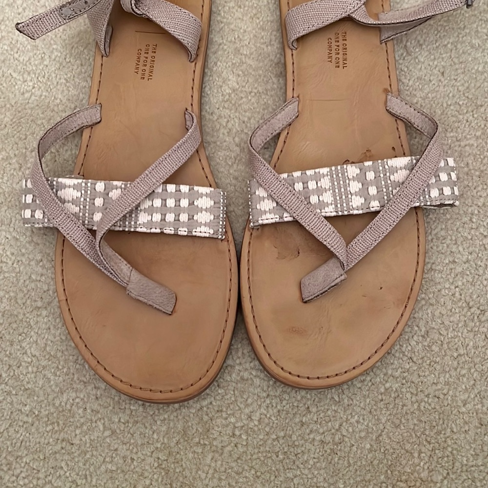 Like Brand New! Toms Lexie 9 1/2 sandal. Worn once